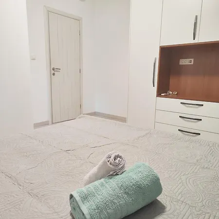 Antoni Apartman *